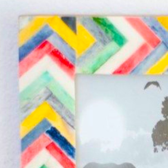 LIKE NEW RARE World Market 4x6 Bone Inlay Picture Frame-Multicolored Chevron - Picture 3 of 11